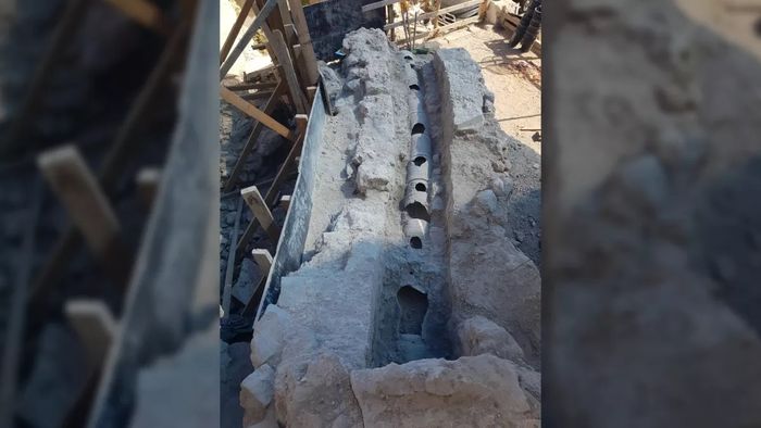 Pipa air terakota yang dipasang oleh penguasa Utsmaniyah di kota itu pada abad ke-19, di sepanjang saluran air kuno yang dibangun lebih dari 2.000 tahun yang lalu.