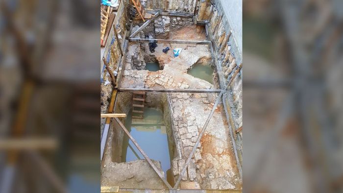 Penggalian di ujung barat daya Western Wall Plaza telah mengungkapkan artefak dan struktur dari setidaknya lima periode berbeda dalam sejarah kota kuno.