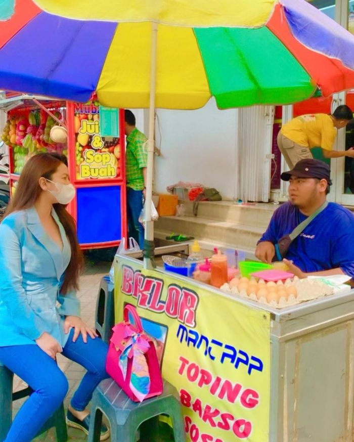 Heni Tania tak ragu jajan di pinggi jalan