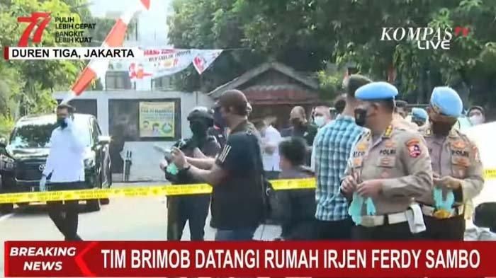 Rumah Irjen Ferdy Sambo dijaga ketat oleh polisi jelang pengumuman tersangka baru kasus Brigadir J 