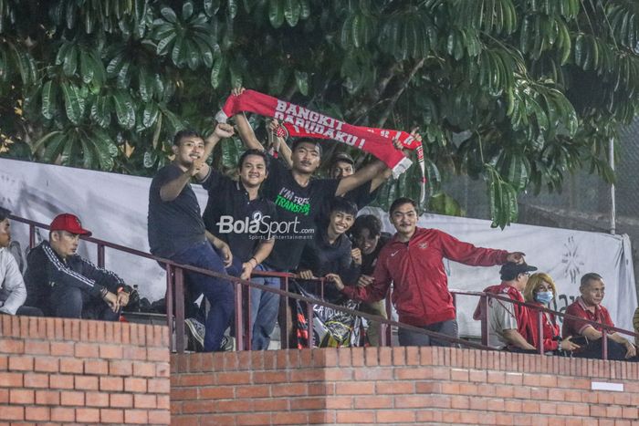 Sejumlah suporter bernama La Grande Indonesia saat mendukung timnas amputasi Indonesia atau Garuda INAF di Lapangan Serena Hills, Lebak Bulus, Jakarta Selatan, 8 Agustus 2022.