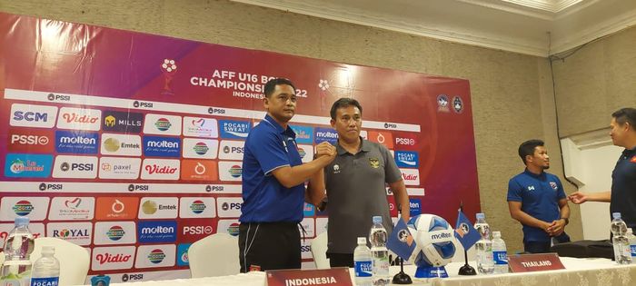 Pelatih timnas U-16 Myanmar, Aung Zang Myo dan pelatih timnas U-16 Indonesia, Bima Sakti di The Rich Hotel Jogja, Selasa (9/8/2022).