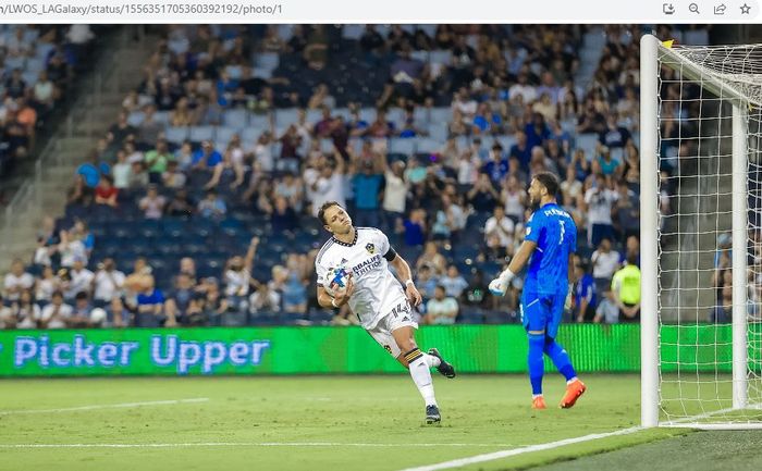 Aksi Javier 'Chicharito' Hernandez saat mencetak gol untuk LA Galaxy.