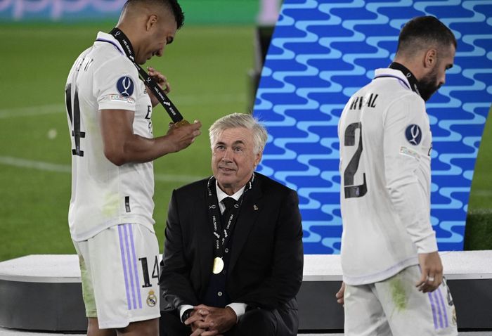 Casemiro dan Carlo Ancelotti saling tersenyum seusai laga Piala Super Eropa, Real Madrid vs Eintracht Frankfurt, di Stadion Helsinki Olympic, Rabu (10/8/2022).