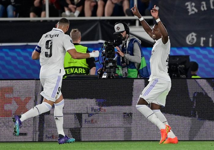 Karim Benzema dan David Alaba melakukan selebrasi dalam laga Piala Super Eropa, Real Madrid vs Eintracht Frankfurt, di Stadion Helsinki Olympic, Rabu (10/8/2022).