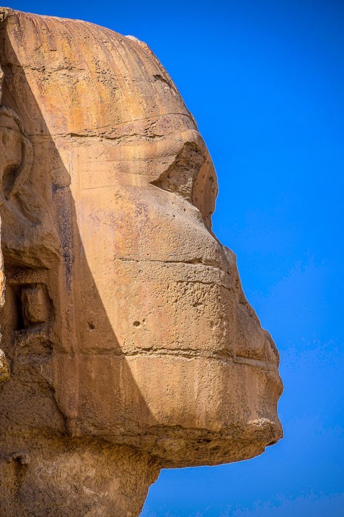 Wajah Sphinx menunjukkan bahwa batang atau pahat dipalu ke daerah hidung. Hidung itu pun kemudian dicungkil