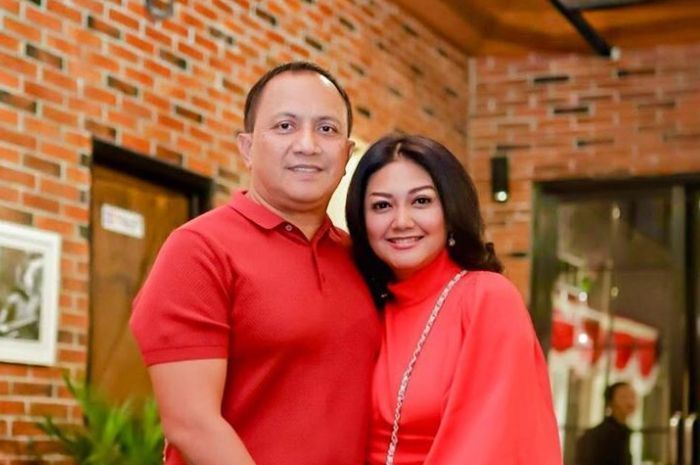 Bella Saphira dan suami