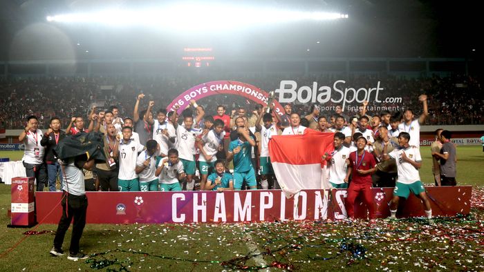 Skuat timnas U-16 Indonesia juara Piala AFF U-16 2022 di Stadion Maguwoharjo, Sleman, Jumat (12/8/2022).