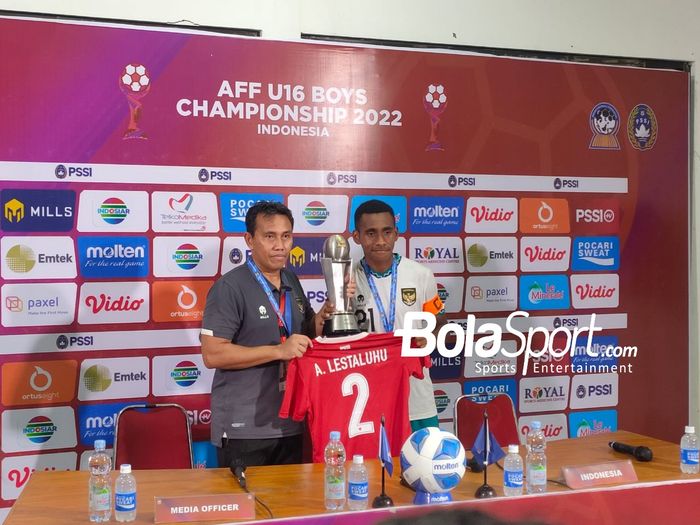 Pelatih timnas U-16 Indonesia, Bima Sakti dan kapten timnas U-16 Indonesia, M. Iqbal Gwijangge saat konferensi pers pasca juara Piala AFF U-16 2022 di Stadion Maguwoharjo, Sleman pada Jumat (12/8/2022).