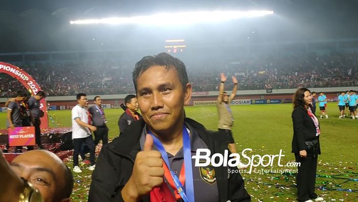 Pelatih timnas U-16 Indonesia, Bima Sakti usai menjuarai Piala AFF U-16 2022 di Stadion Maguwoharjo, Sleman, Jumat (12/8/2022).