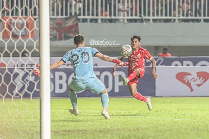 Bek sayap kanan Persija Jakarta, Frengky Deaner Missa (kanan), sedang menendang bola ke gawang lawan ketika bertanding dalam laga pekan keempat Liga 1 2022 di Stadion Pakansari, Bogor, Jawa Barat, 14 Agustus 2022.