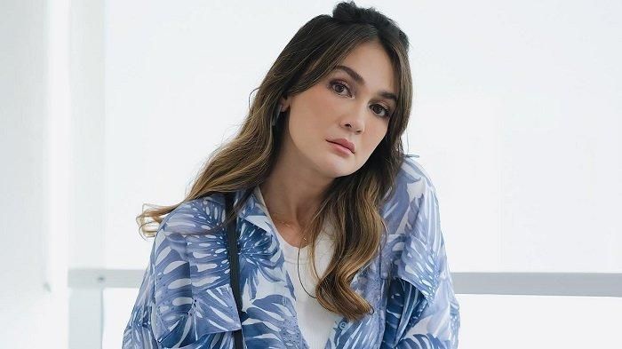 Dekati seorang musisi, Luna Maya minta tips dari Nino vokalis RAN. 