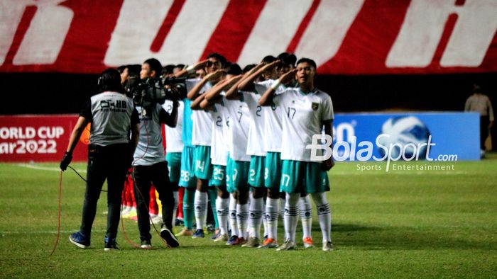 Skuad Timnas U-16 Indonesia saat menyanyikan lagu kebangsaan Indonesia Raya.