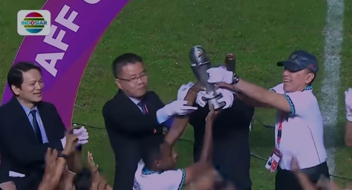 Ketum PSSI Mochamad Iriawan dan Menpora Zainudin Amali tak membiarkan Iqbal Gwijangge mengangkat trofi sendirian di Piala AFF U-16 2022 (12/8/2022). 