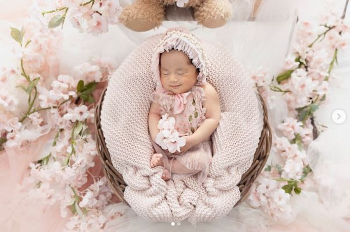 Putri Ibas Yudhoyono dan Aliya Rajasa tersenyum gemas saat difoto