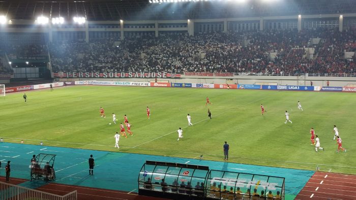 Suasana pertandingan antara Persis Solo melawan Persita Tangerang di Stadion Manahan, Solo, Minggu (14/8/2022).