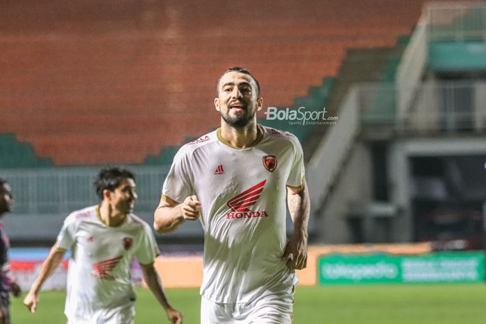 Striker PSM Makassar, Everton Nascimento De Mendonca, nampak sumringah seusai mencetak gol dalam laga pekan keempat Liga 1 2022 di Stadion Pakansari, Bogor, Jawa Barat, 15 Agustus 2022.