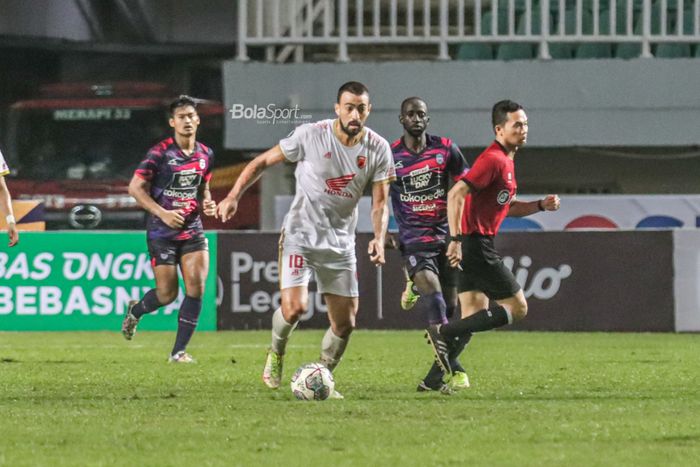 Striker PSM Makassar, Everton Nascimento De Mendonca (jersey putih), sedang menguasai bola ketika bertanding dalam laga pekan keempat Liga 1 2022 di Stadion Pakansari, Bogor, Jawa Barat, 15 Agustus 2022.
