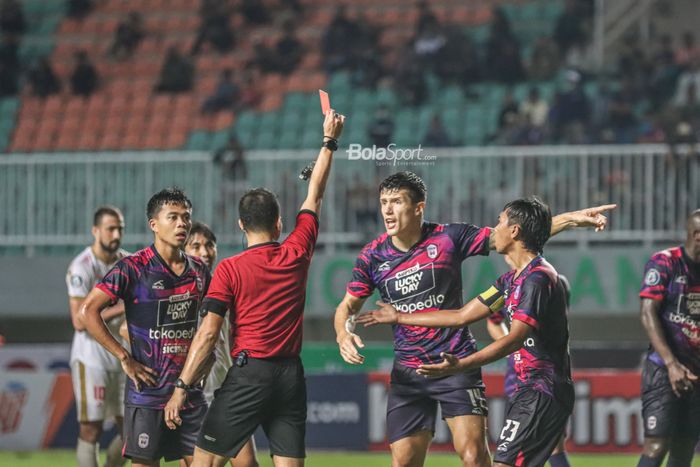 Bek RANS Nusantara FC, Victor Sallinas Ribeiro (kanan), mendapatkan kartu merah dari wasit dalam laga pekan keempat Liga 1 2022 di Stadion Pakansari, Bogor, Jawa Barat, 15 Agustus 2022.