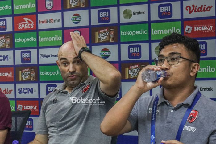 Pelatih PSM Makassar, Bernardo Tavares Fernando Jose (kiri), nampak memegangi kepala saat sesi jumpa pers di Stadion Pakansari, Bogor, Jawa Barat, 15 Agustus 2022.