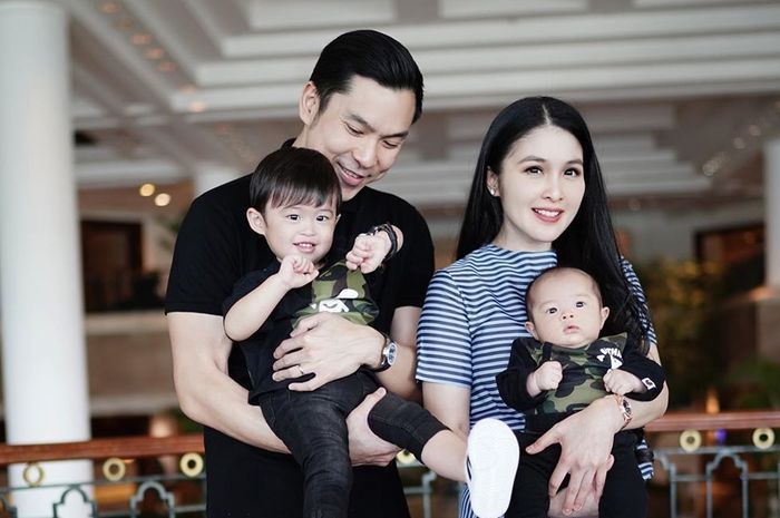 Sandra Dewi bersama keluarga.