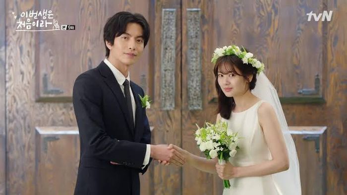 Sinopsis series Because This Is My First Life yang dibintangi Jung So Min dan Lee Min Ki 