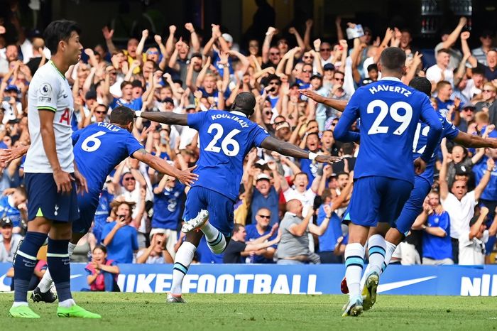 Kalidou Koulibaly merayakan gol dalam laga Liga Inggris, Chelsea vs Tottenham Hotspur, di Stadion Stamford Bridge, Minggu (14/8/2022).