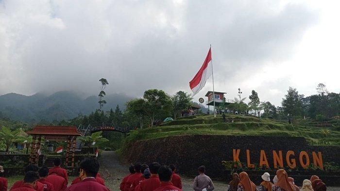 Potret warga, TNI, Polri, komunitas relawan, dan perangkat Kelurahan Glagaharjo melaksanakan upacara bendera di Bukit Klangon.