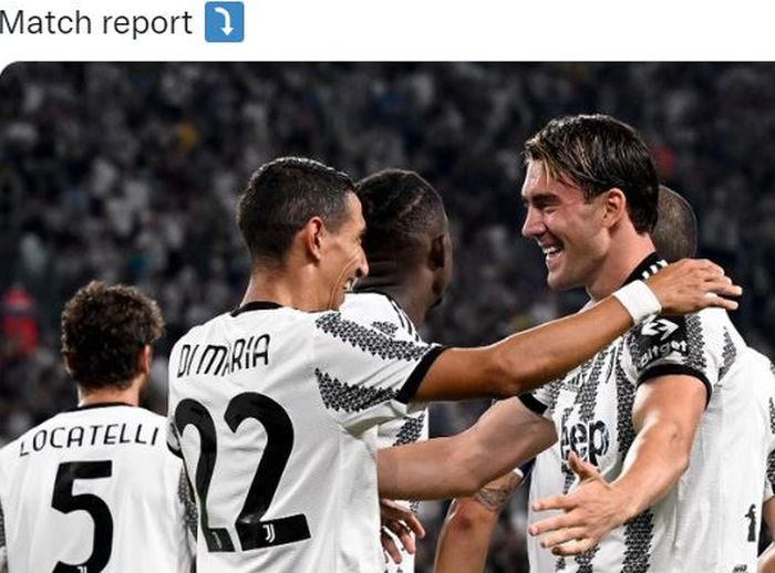 Striker Juventus, Dusan Vlahovic, merayakan gol bersama Angel Di Maria dalam laga Liga Italia kontra Sassuolo di Stadion Allianz, Senin (15/8/2022).