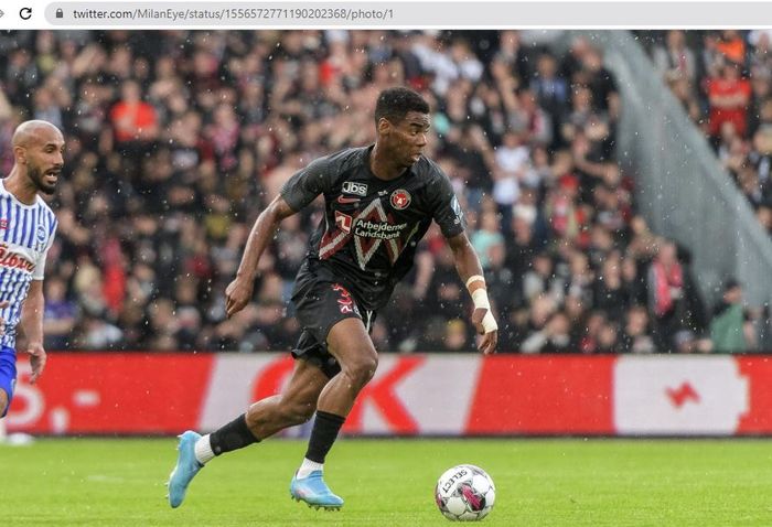 Gelandang FC Midtjylland, Raphael Onyedika, yang dikabarkan menjadi target AC Milan.