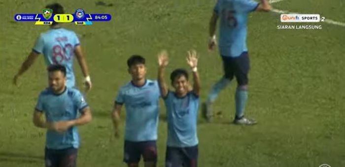 Saddil Ramdani (kiri) tampil untuk Sabah FC saat melawan Kedah Darul Aman dalam lajutan Liga Super Malaysia 2022, Rabu (17/8/2022).