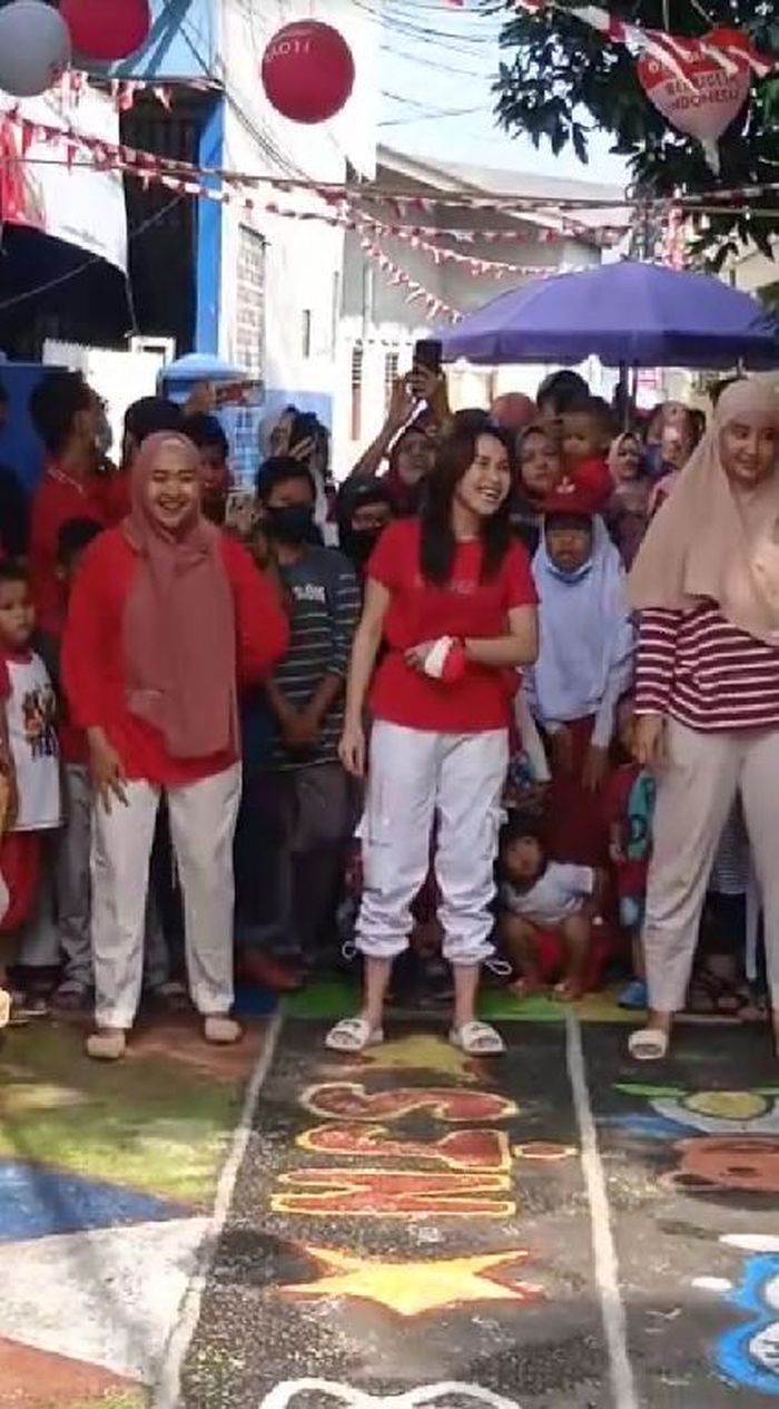 Ayu Ting Ting ikut merayakan HUT RI yang ke-77 di kediamannya, Depok, Jawa Barat, Rabu (17/8/2022). 