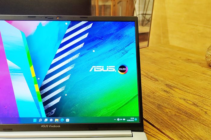 Vivobook Pro 14 OLED (M3400) dengan teknologi layar OLED.