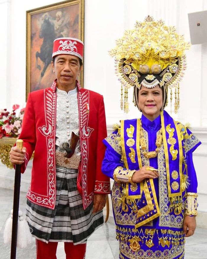 Presiden Jokowi dan Ibu Negara Iriana Jokowi pakai  busana adat Buton, Sulawesi Tenggara