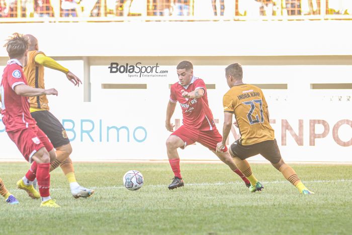 Gelandang Persis Solo, Alexis Nahuel Messidoro (tengah), sedang menguasai bola dalam laga pekan kelima Liga 1 2022 di Stadion Wibawa Mukti, Cikarang, Jawa Barat, 19 Agustus 2022.