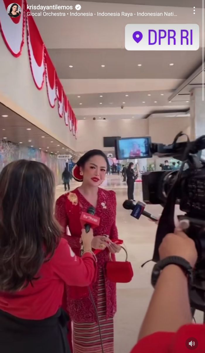Krisdayanti tampil bak bangsawan Jawa dengan kebaya merah menyala 