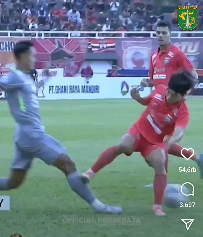 Pelanggaran keras Kei Hirose kepada Koko Ari di laga Borneo FC Vs Persebaya Surabaya