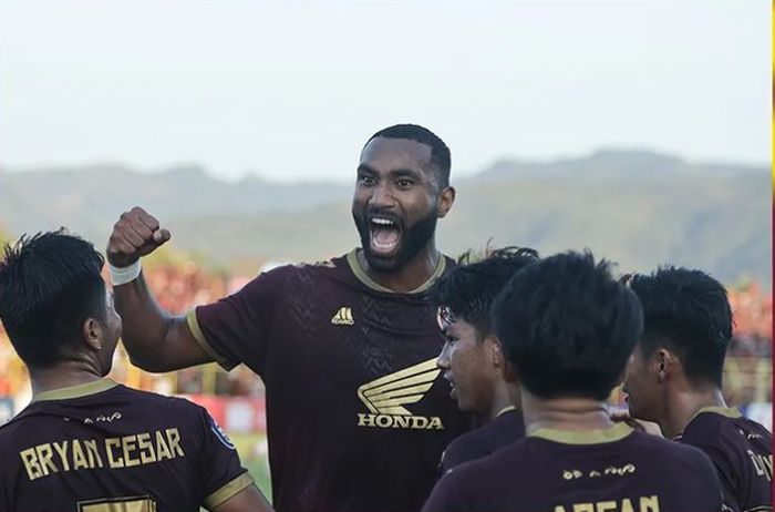 Pemain PSM Makassar, Yuran Fernandes Rocha Lopes merayakan gol bersama para pemain seusai mencetak gol ke gawang Arema FC dalam laga pekan kelima Liga 1 2022-2023, di Stadion BJ Habibie, Parepare, Sabtu (20/8/2022).