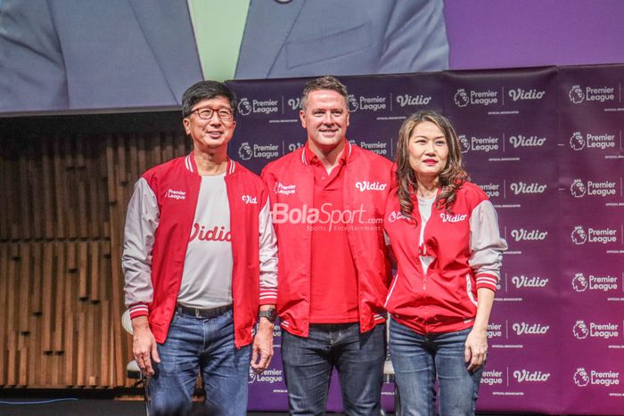 Michael Owen (tengah) ditemani Sutanto Hartanto selaku CEO Vidio (kiri) dan Monika Rudijono sebagai Managing Director Vidio (kanan) dalam sesi jumpa pers di Menara SCTV, Senayan, Jakarta, 20 Agustus 2022.