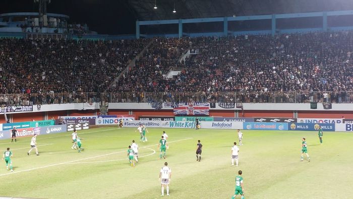 Suasana pertandingan antara PSS Sleman melawan Persib Bandung di Stadion Maguwoharjo, Sleman, Jumat (19/8/2022).