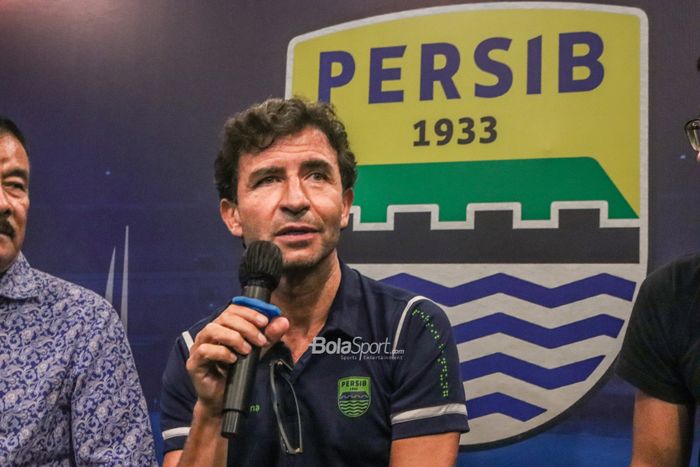 Pelatih baru Persib Bandung, Luis Milla, saat memberikan keterangan kepada awak media di Graha Persib, Bandung, Jawa Barat, 22 Agustus 2022.