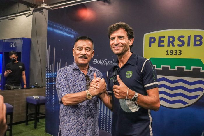 Komisaris PT Persib Bandung Bermartabat, Umuh Muchtar (kiri), sedang berjabat tangan dengan Luis Milla (kanan) selaku pelatih barunya di Graha Persib, Bandung, Jawa Barat, 22 Agustus 2022.