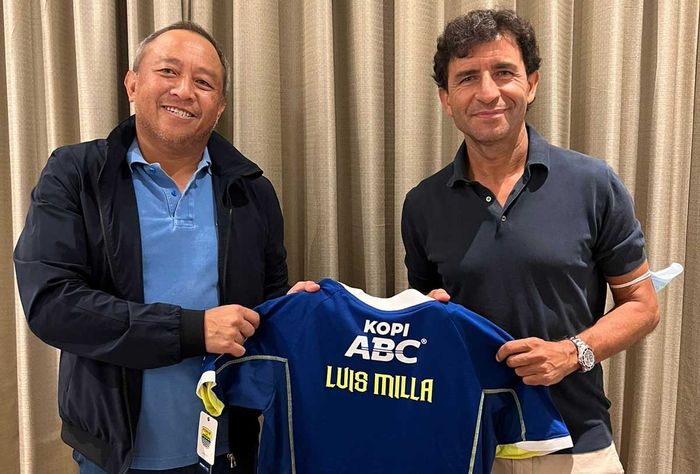 Luis Milla bersama Direktur Utama Persib Bandung, Glenn Sugita.