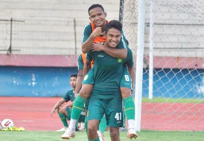 Marselino Ferdinan dan Oktafianus Fernando saat masih memperkuat Persebaya Surabaya.