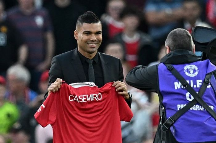 Casemiro saat diperkenalkan sebagai pemain baru Manchester United di Old Trafford (22/8/2022).