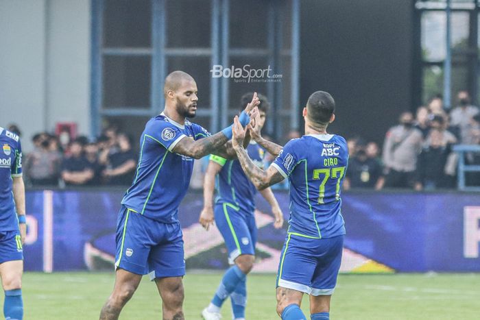 Striker Persib Bandung, David da Silva (kiri), nampak memberikan apresiasi ke rekannya seusai mampu mencetak gol dalam laga pekan keenam Liga 1 2022 di Stadion Gelora Bandung Lautan Api, Bandung, Jawa Barat, 23 Agustus 2022.