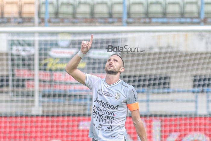 Penyerang Bali United, Ilija Spasojevic, nampak melakukan selebrasi seusai mencetak gol dalam laga pekan kenam Liga 1 2022 di Stadion Gelora Bandung Lautan Api, Bandung, Jawa Barat, 23 Agustus 2022.