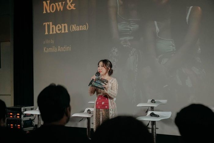 Kiky Saputri saat menjadi pembawa acara screening film Before, Now, and Then.