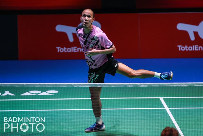 Aksi tunggal putra Thailand, Sitthikom Thammasin saat berhadapan dengan wakil Malaysia, Ng Tze Yong, pada babak 32 besar Kejuaraan Dunia 2022 di Tokyo Metropolitan Gymnasium, Jepang, Selasa (23/8/2022)