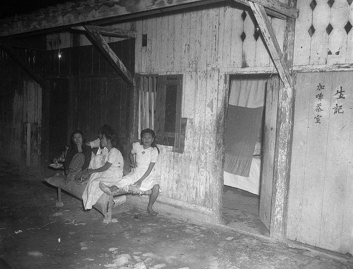 Rumah bordil di Jakarta sekitar tahun 1948.